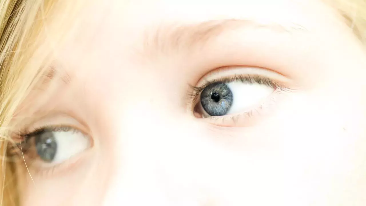 yeux d'enfant regardant vers la gauche